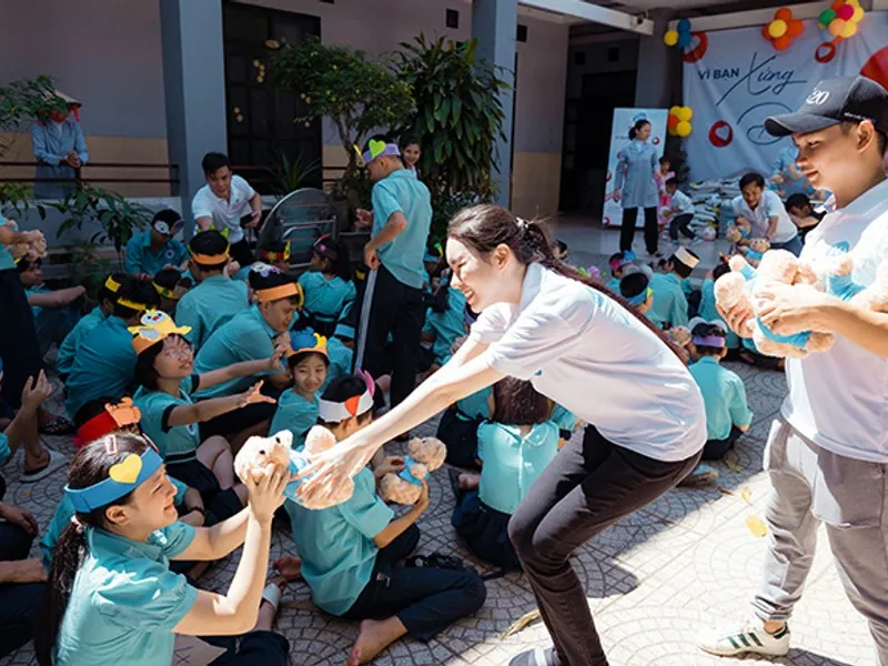 Bánh sinh nhật và quà tặng tượng trưng cho ưu đãi 99ok