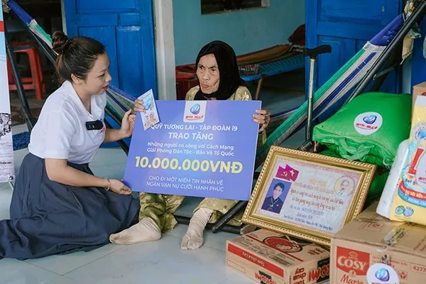 Một nhóm người đang hỗ trợ lẫn nhau trong một buổi tư vấn, thể hiện sự giúp đỡ chuyên nghiệp cho vấn đề cờ bạc.