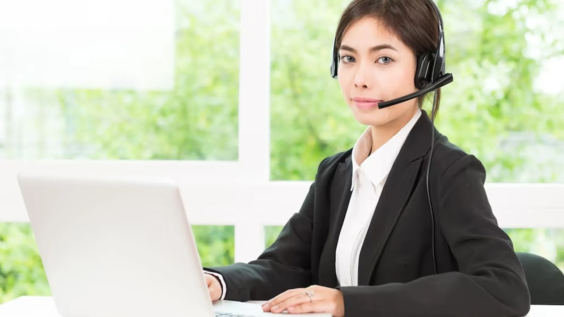 Đội ngũ hỗ trợ khách hàng của 99ok.com sẵn sàng giải đáp mọi thắc mắc