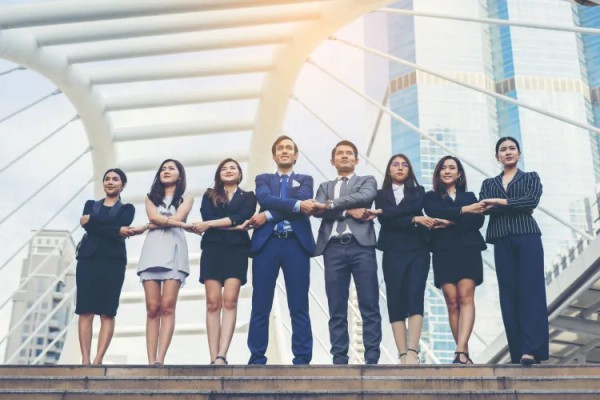 Một người đang suy nghĩ về hành vi cờ bạc của mình, với biểu tượng cờ bạc có trách nhiệm ở phía sau, trên nền màu xanh và vàng của 99ok.com.